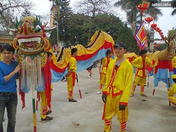 Trai tráng xã Tự Nhiên chuẩn bị rước nước