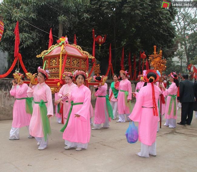 Đội nữ khênh kiệu Bà hội đình Giàn