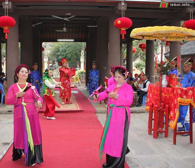 Biểu diễn văn nghệ hội đình Giảng Võ