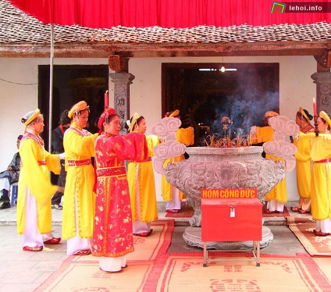Đội tế dâng hương và tế lễ hội đình Trung Kính Thượng
