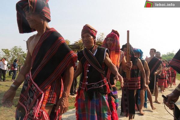 Đồng bào Churu tham gia lễ cúng thần Bơmung