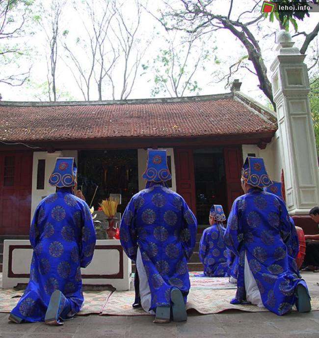Đội tế nam thực hiện tế lễ trong hội làng Sủi