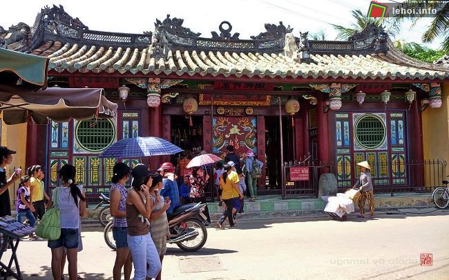 Đông đảo người dân tham gia hội chùa Ông
