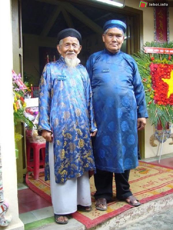 Người dân tham gia hội đền Phan Công Hớn