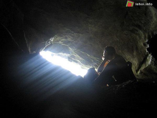 Hang động trong núi Thắm