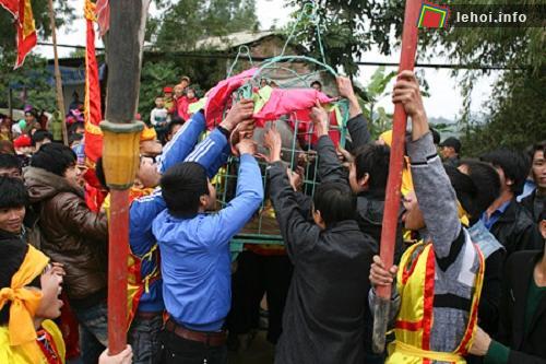 Đông đảo người dân tham gia hội bắt Ông Cầu Hà Thạch