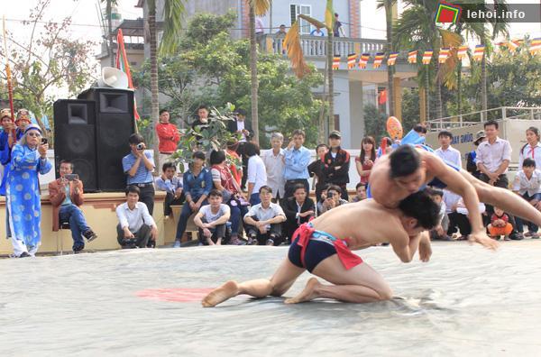 Đô vật tham gia hội vật đuổi giải Vĩnh Mộ