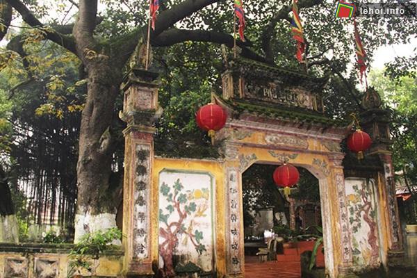Đền thờ Đức Vua bà nơi diễn ra lễ hội