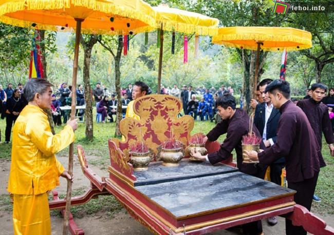 Lễ rước trong lễ hội Cầu may và Cầu mùa