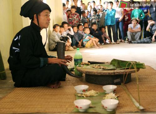 Thầy cúng thực hiện lễ cúng gọi hồn lúa của người La Chí