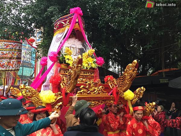 Kiệu Mẫu trong lễ hội rước Mẫu thành Tuyên