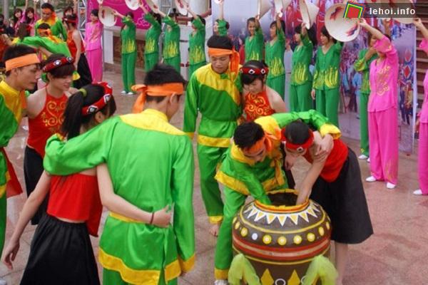 Trò chơi bắt trạch trong chum ở hội Rưng