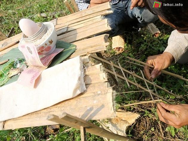 Sàn đặt lễ vật trong lễ cúng bản của người Cống