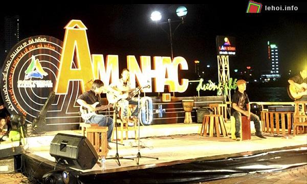 Chương trình biểu diễn trong hoạt động văn hóa - lễ hội dọc bờ sông Hàn