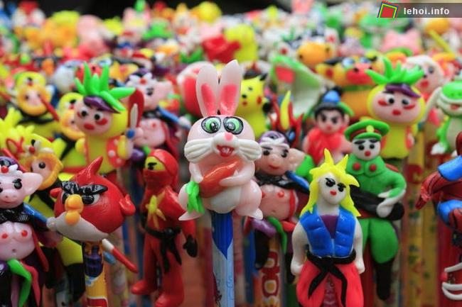 Tò he trong hội chợ từ thiện 