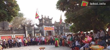 Người dân tập trung về đền Thính để tham gia các trò chơi dân gian