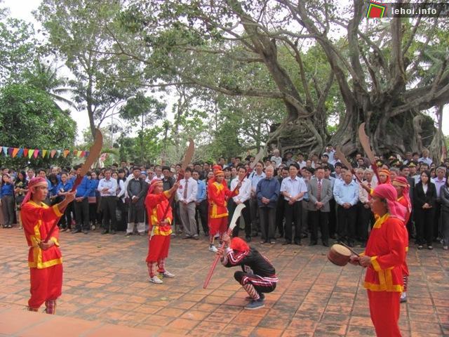 Nhiều trò chơi dân gian hấp dẫn trong hội đền Lương Văn Chánh