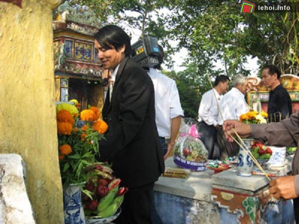 Dâng hương trong lễ hội Đập Đồng Cam