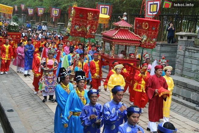 Đoàn rước trong hội đình Dư Hàng