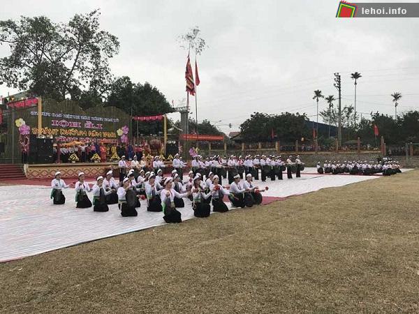 Thiếu nữ Mường biểu diễn chiêng trong lễ hội khai mùa Mường Thàng