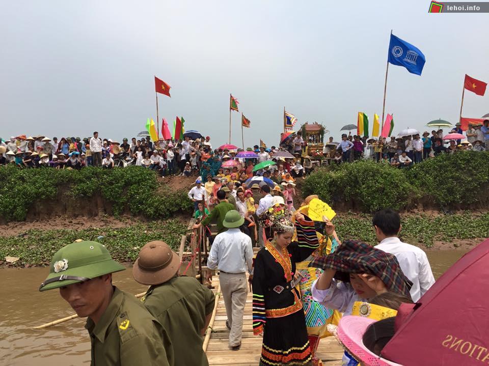 Người dân nô nức xem lễ rước nước