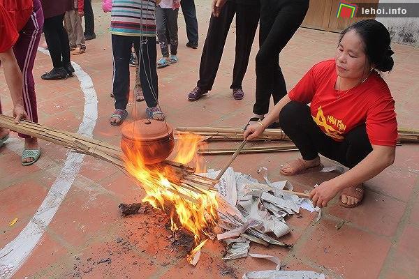 Một đội thi trong hội thổi cơm thi ở Thạch Thất