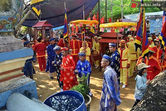 Ban tế lễ hành lễ.