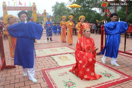 Các cụ bắt đầu làm lễ