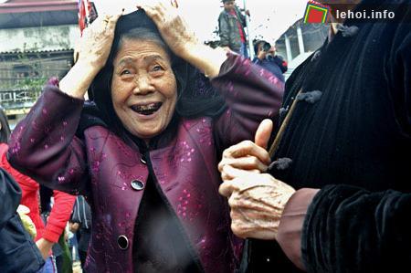 Nụ cười mãn nguyện của bậc cao niên trong làng.
