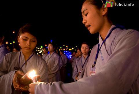 Các Phật tử truyền cho nhau.