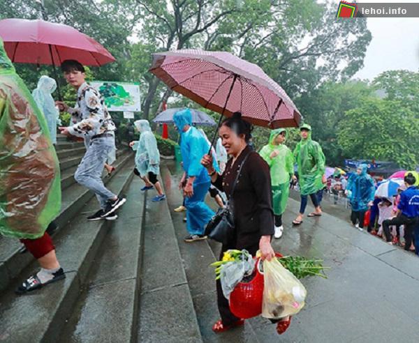 Dù mưa ướt nhưng nụ cười vẫn thường trực trên môi du khách ở hội Đền Hùng