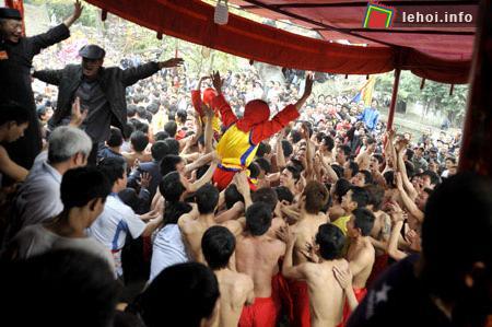 Phần vui nhộn nhất của lễ hội là nghi thức rước quan đám của 4 giáp thuộc Đồng Kỵ.
