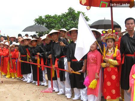 Các cô tướng bỏ kiệu, giương cờ trắng đầu hàng