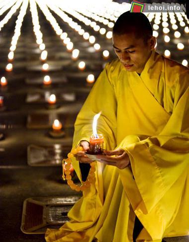 Các phật tử cùng nhau cầu nguyện cho thế giới luôn được hòa bình.