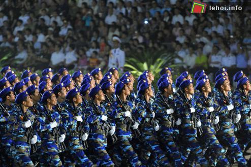 Cùng hướng mặt về cờ Tổ quốc