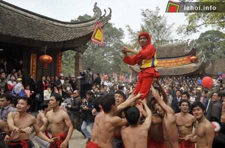 Quan đám chít khăn đóng giả gái mua vui cho mọi người, còn các thanh niên chen lấn, xô đẩy chạy vòng quanh quan đám