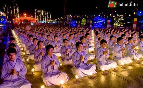Trong một không gian thanh tịnh, các Phật tử nguyện an lành cho nhân gian. Ánh nến lung linh như muôn triệu vì sao lấp lánh trên bầu trời.