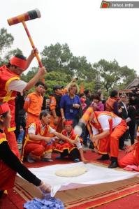 Ảnh Tưng bừng hội thi gói bánh trưng, giã bánh giầy tại lễ hội mùa xuân Côn Sơn – Kiếp Bạc