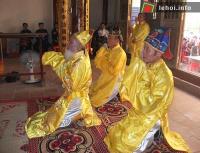 Ảnh Lễ hội Vua Mai Thúc Loan năm 2010 thu hút hơn 3 vạn du khách trẩy hội