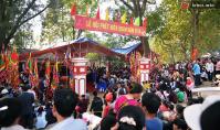 Ảnh Hỗn loạn hàng trăm thanh niên giẫm đạp cướp phết Hiền Quan lấy may